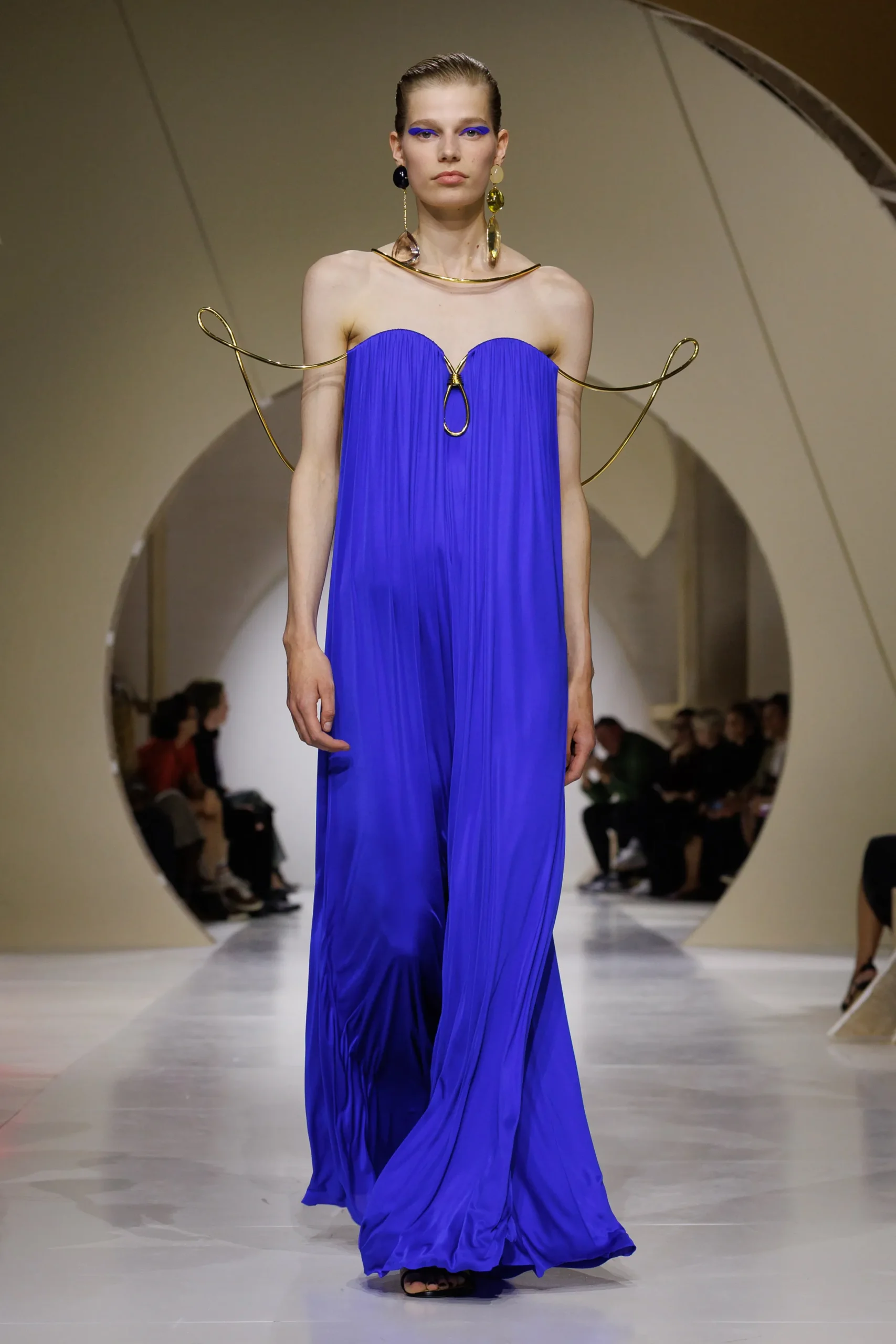 Givenchy Spring 2027: Sarah Burton quiere que las girlies se sientan poderosas