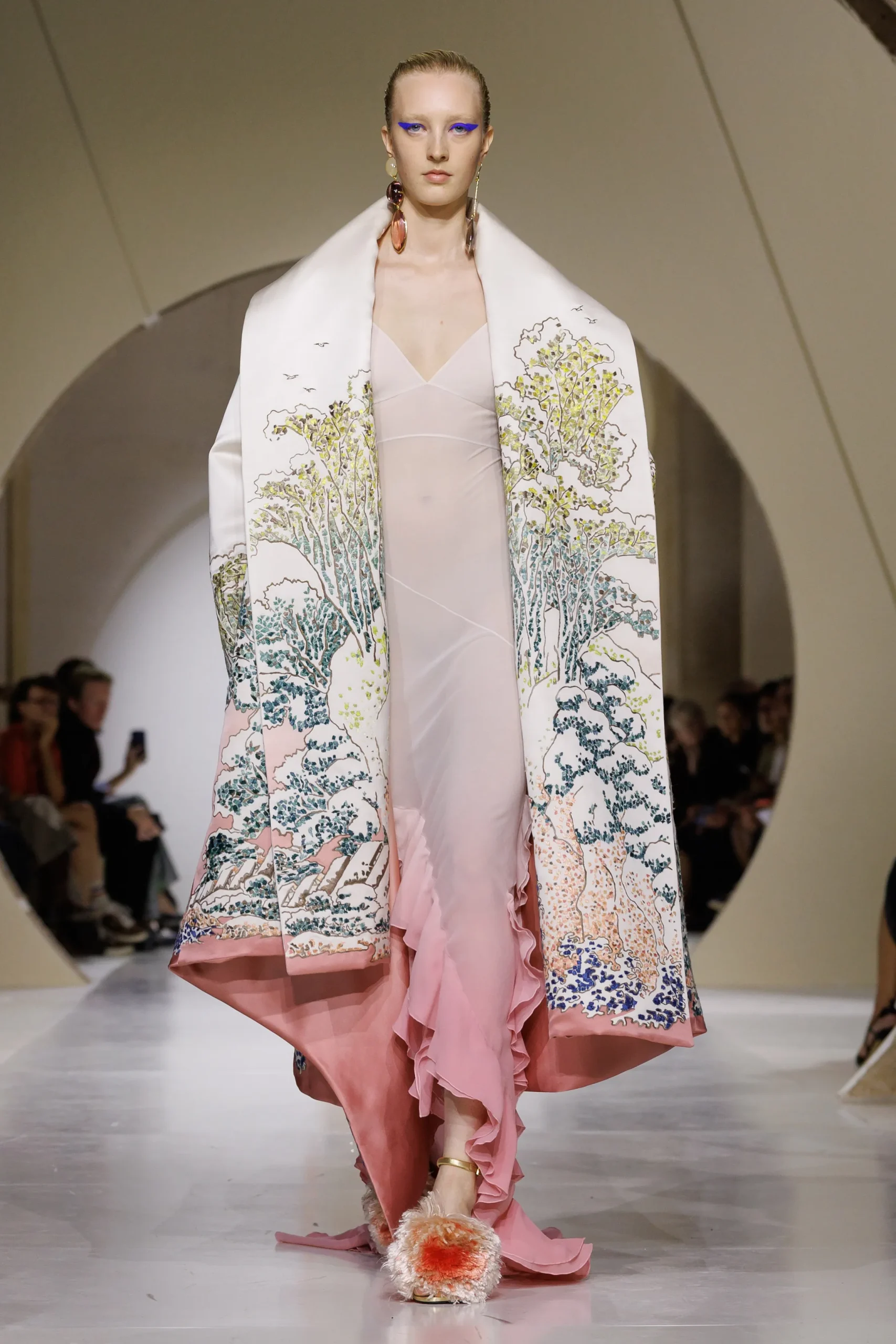 Givenchy Spring 2027: Sarah Burton quiere que las girlies se sientan poderosas