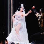Dita Von Teese reescribe el cuento de Blancanieves bajo la guía de Christian Louboutin