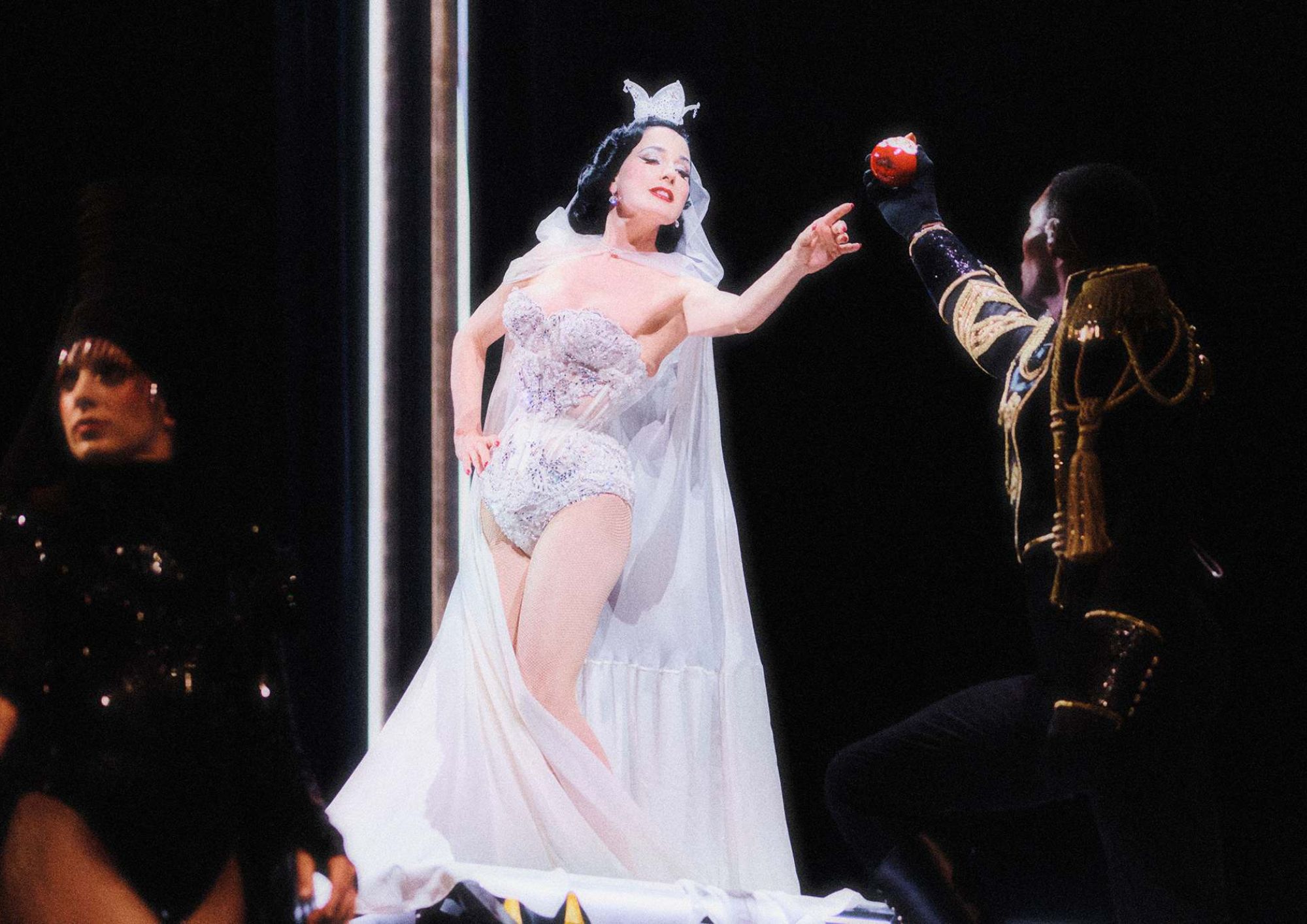 Dita Von Teese reescribe el cuento de Blancanieves bajo la guía de Christian Louboutin