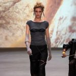 ¿Puede la moda subversiva ser accesible? Strona responde en Volvo Fashion Week