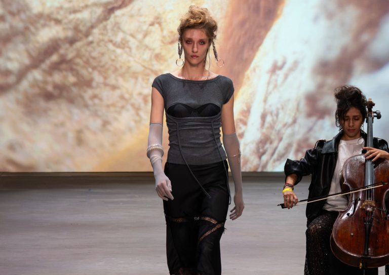 ¿Puede la moda subversiva ser accesible? Strona responde en Volvo Fashion Week