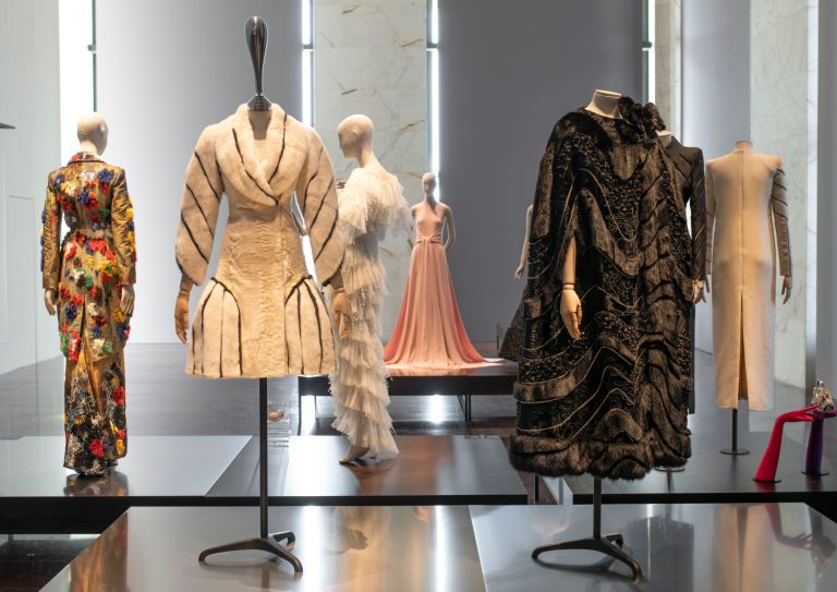 El universo couture de Fendi cobra vida en A Fairy Tale of the Future