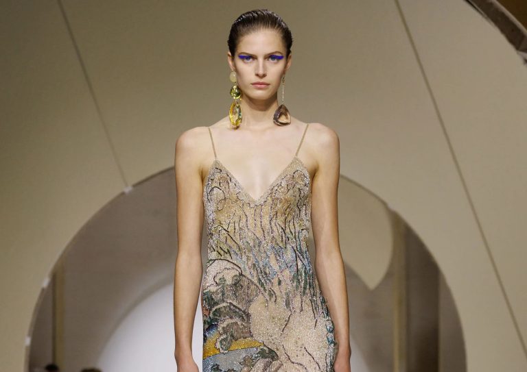 Givenchy Spring 2027: Sarah Burton quiere que las girlies se sientan poderosas